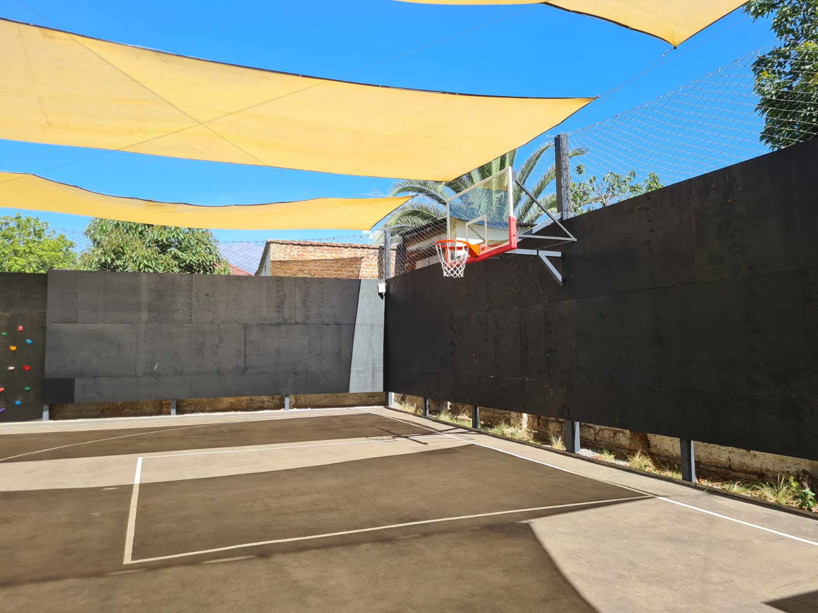 Cancha de basketball al aire libre en Ñuñoa, Santiago, de día