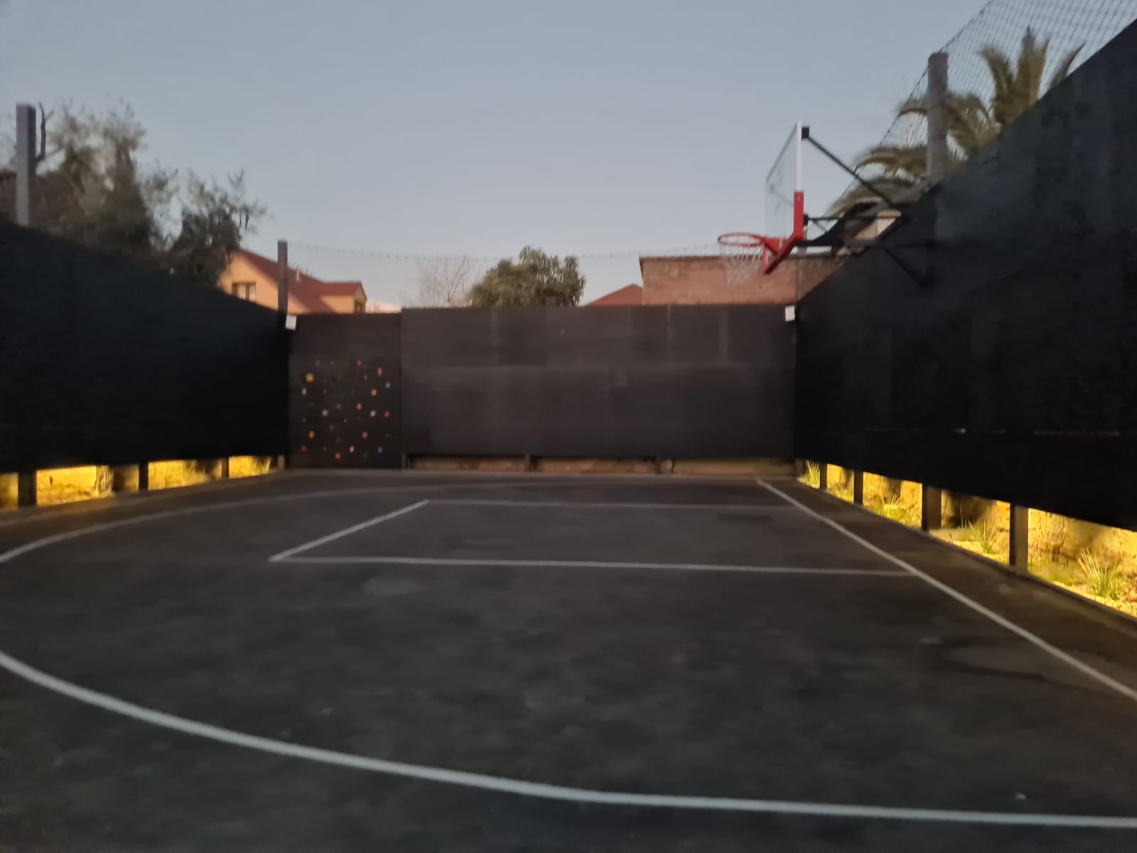 Cancha de básquetbol 3x3 en Ñuñoa al atardecer con iluminación