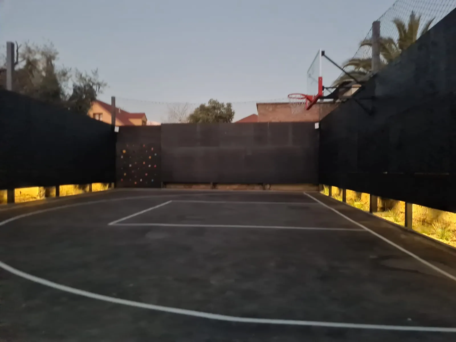 Cancha de básquetbol 3x3 en Ñuñoa al atardecer con iluminación