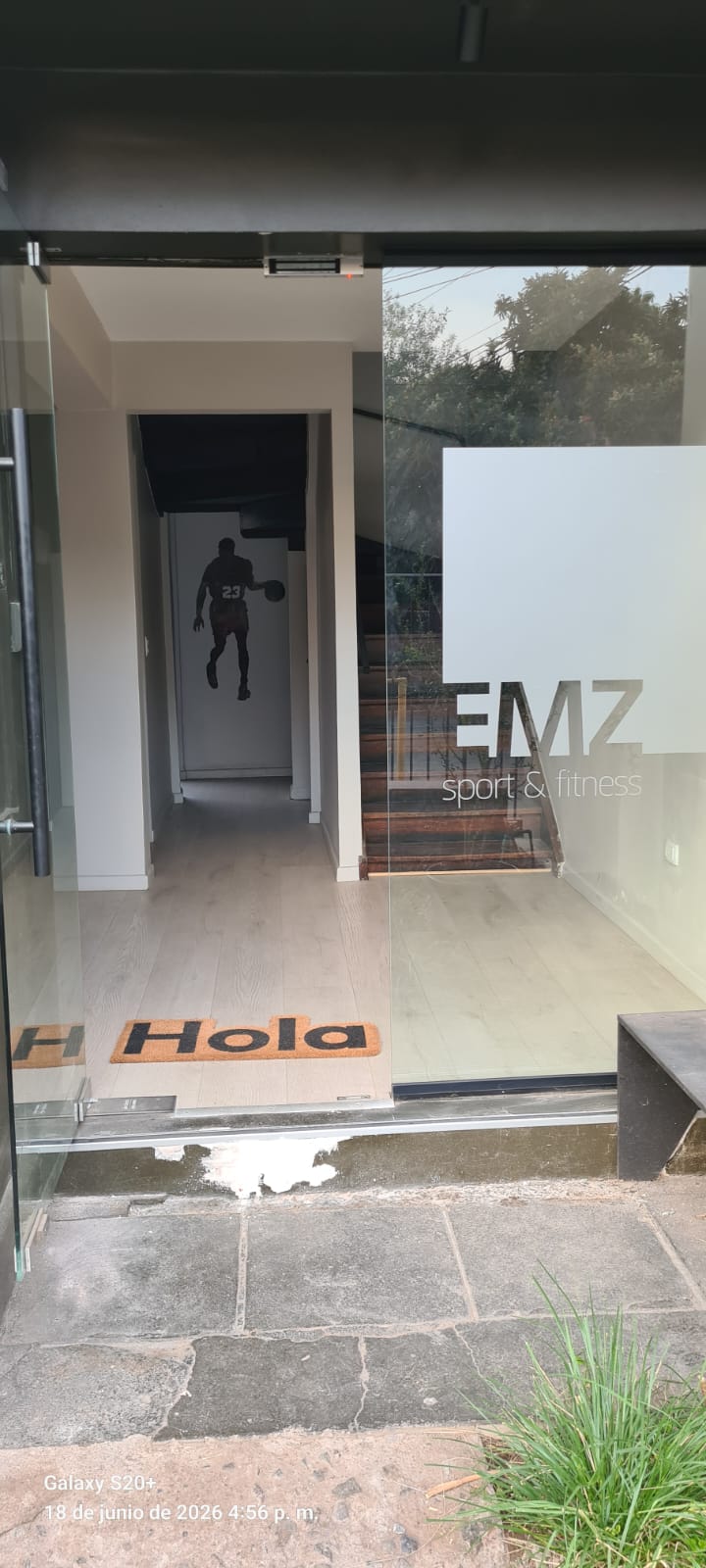 Acceso e interior de EMZ Sport & Fitness