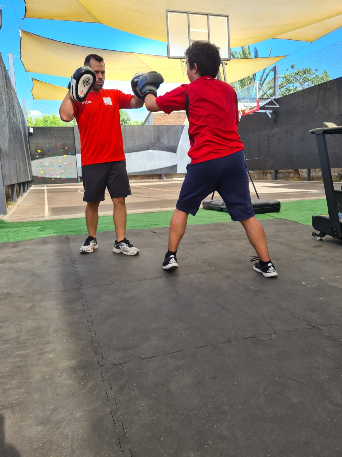 Entrenamiento personalizado y entrenador de básquetbol en la cancha EMZ Ñuñoa