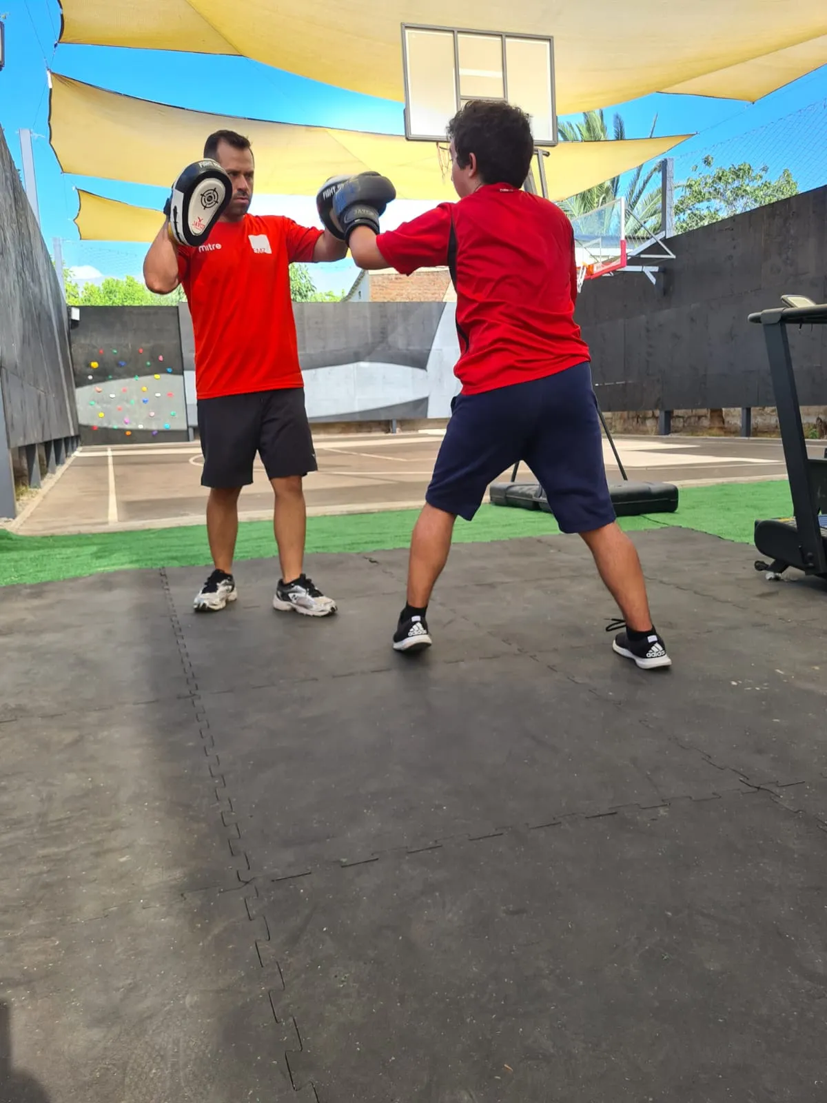 Entrenamiento personalizado y entrenador de básquetbol en la cancha EMZ Ñuñoa